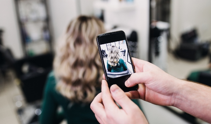 Salon worker using Instagram for marketing